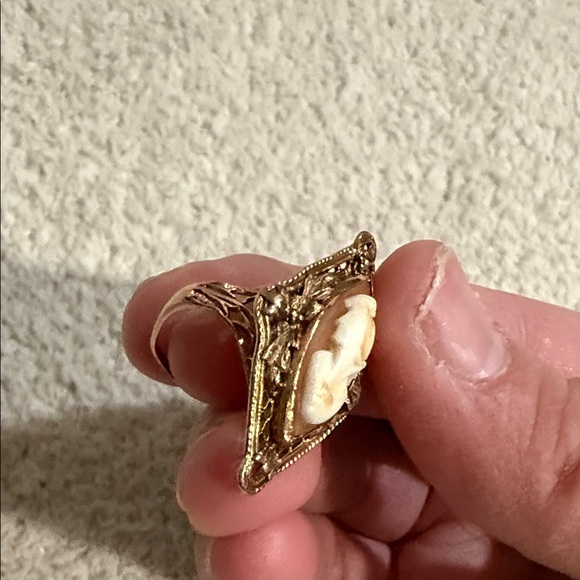 Vintage Gold and Cream Cameo Ring - Picture 5 of 7